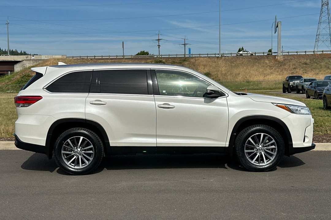 2019 Toyota Highlander XLE - Image 2