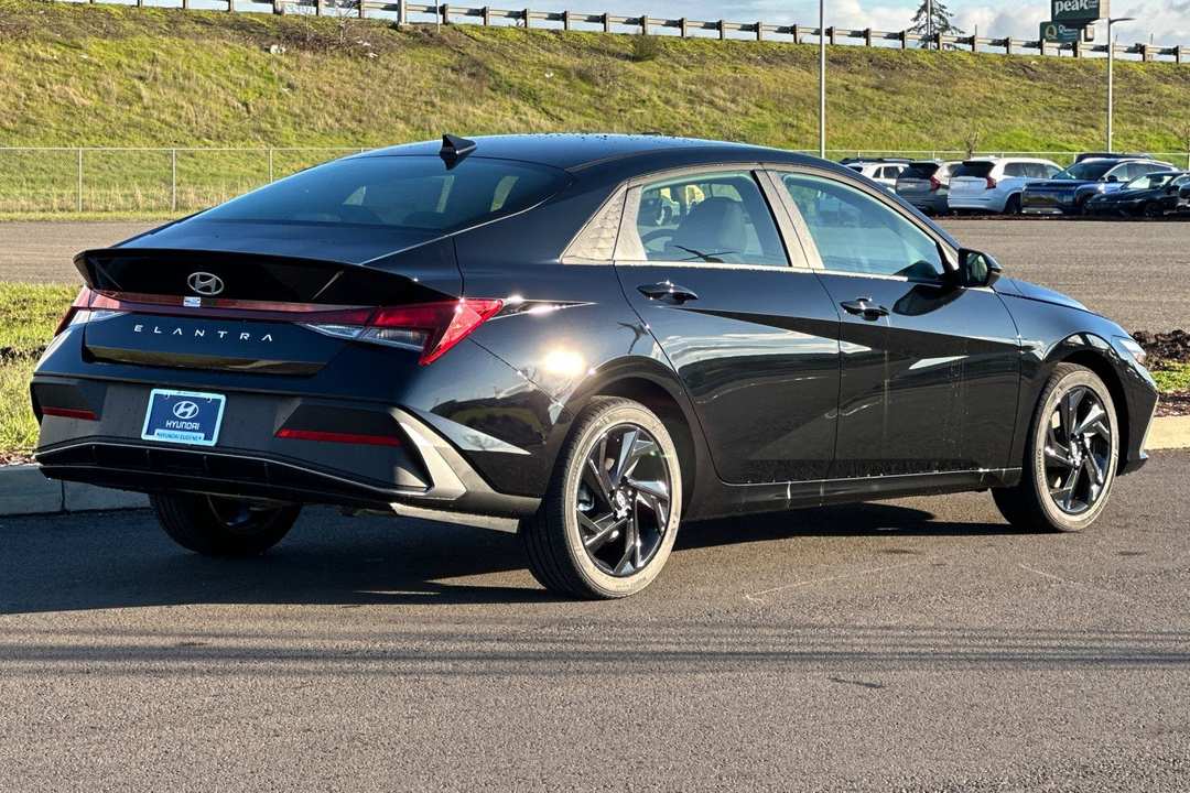 2026 Hyundai Elantra SEL Sport - Image 3
