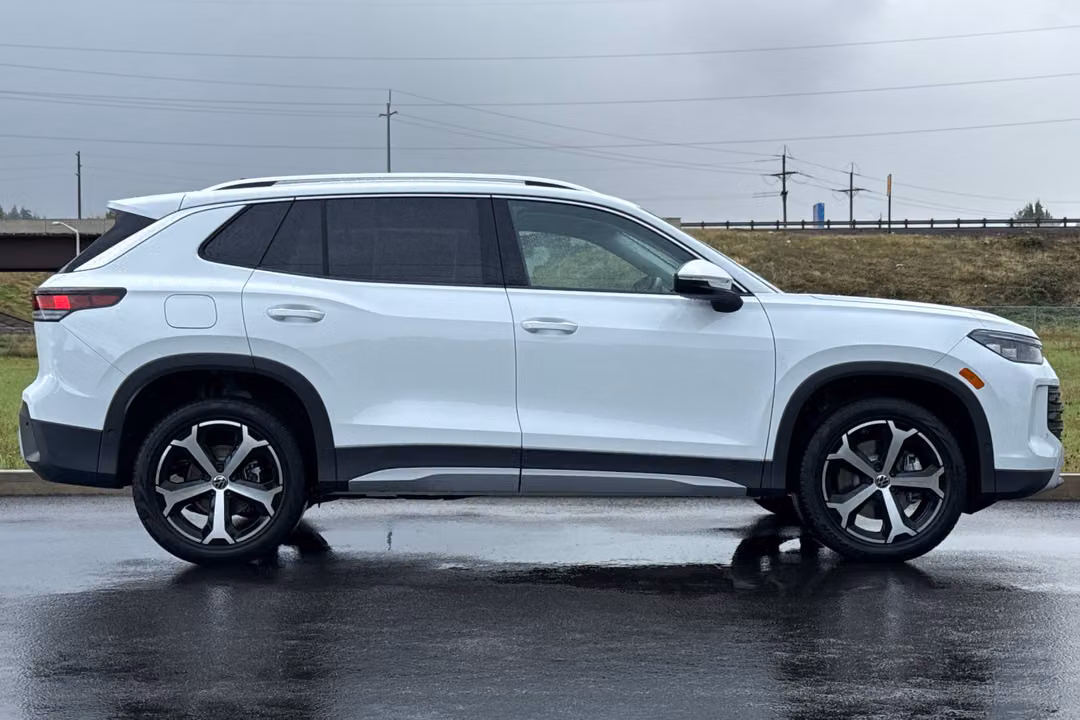 2026 Volkswagen Tiguan SE - Image 2
