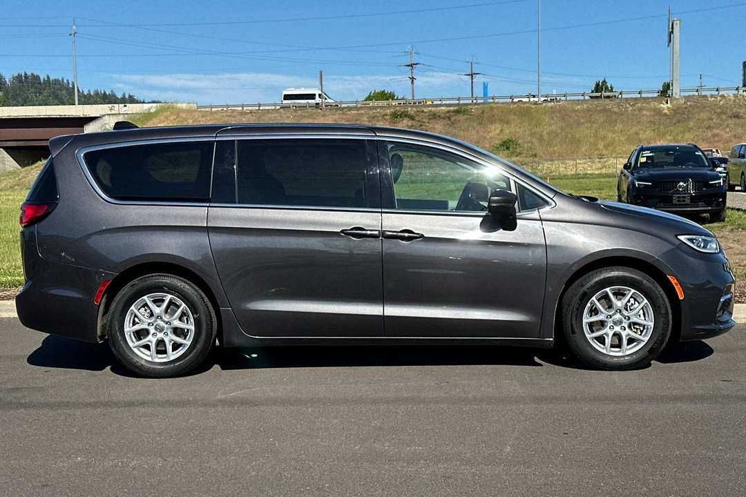 2023 Chrysler Pacifica Touring L - Image 2