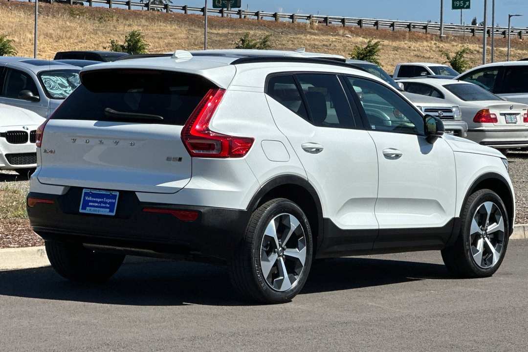 2023 Volvo Xc40 B5 Plus Dark Theme - Image 3