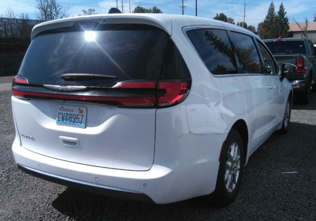 2023 Chrysler Pacifica Touring L - Image 3