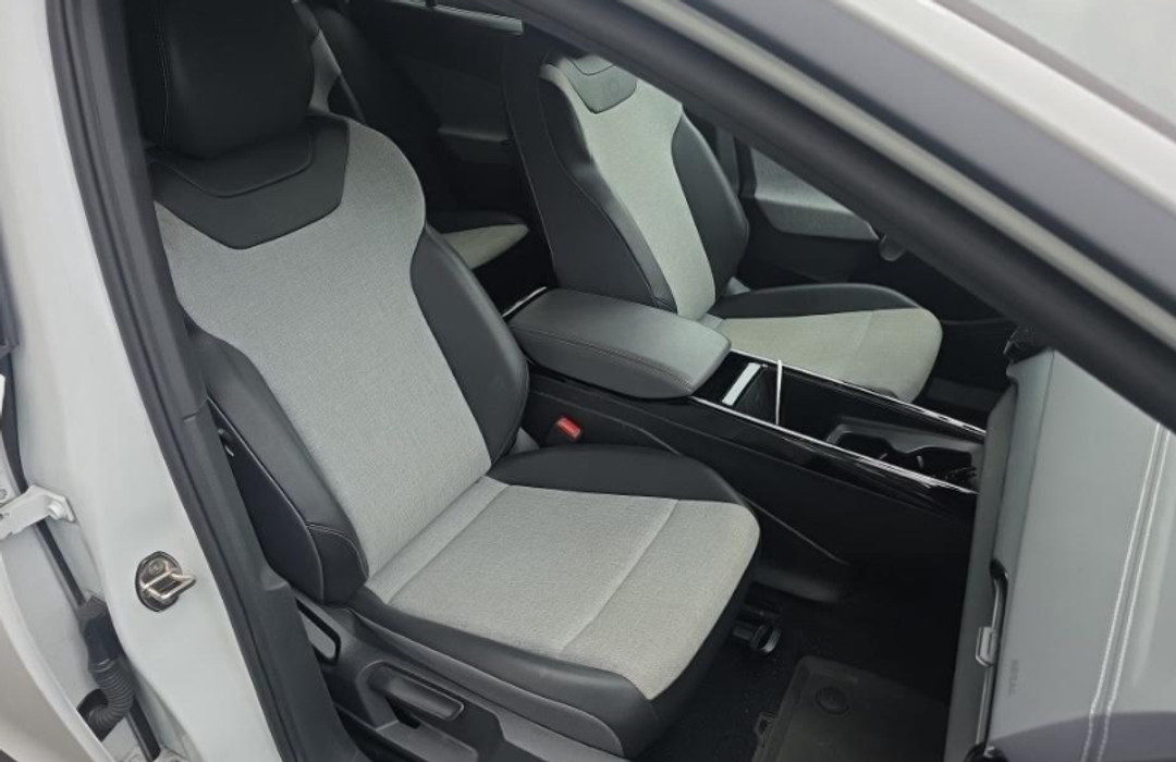 2023 Volkswagen Id.4 Pro - Image 2