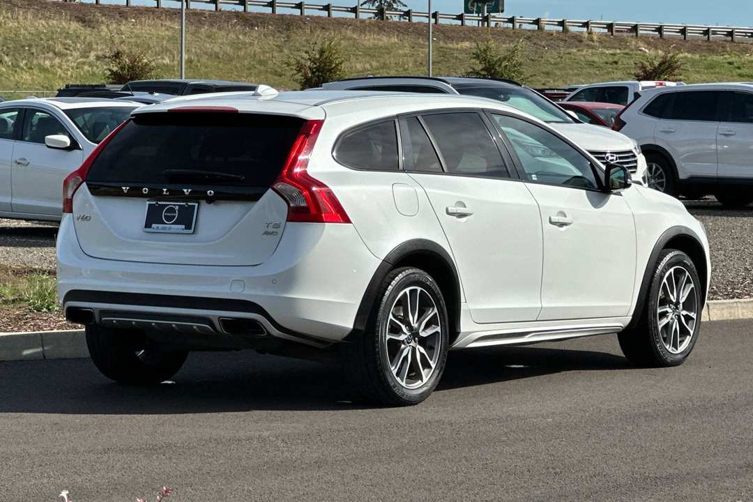 2018 Volvo V60 Cross Country T5 - Image 3