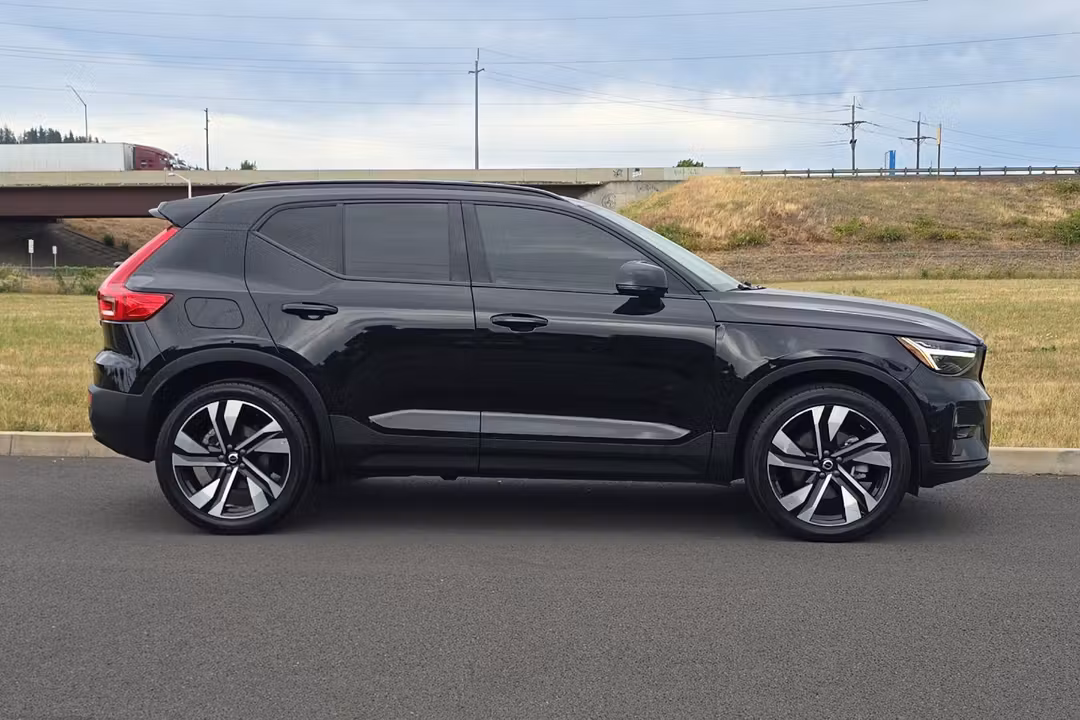 2024 Volvo Xc40 B5 Plus Dark Theme - Image 2