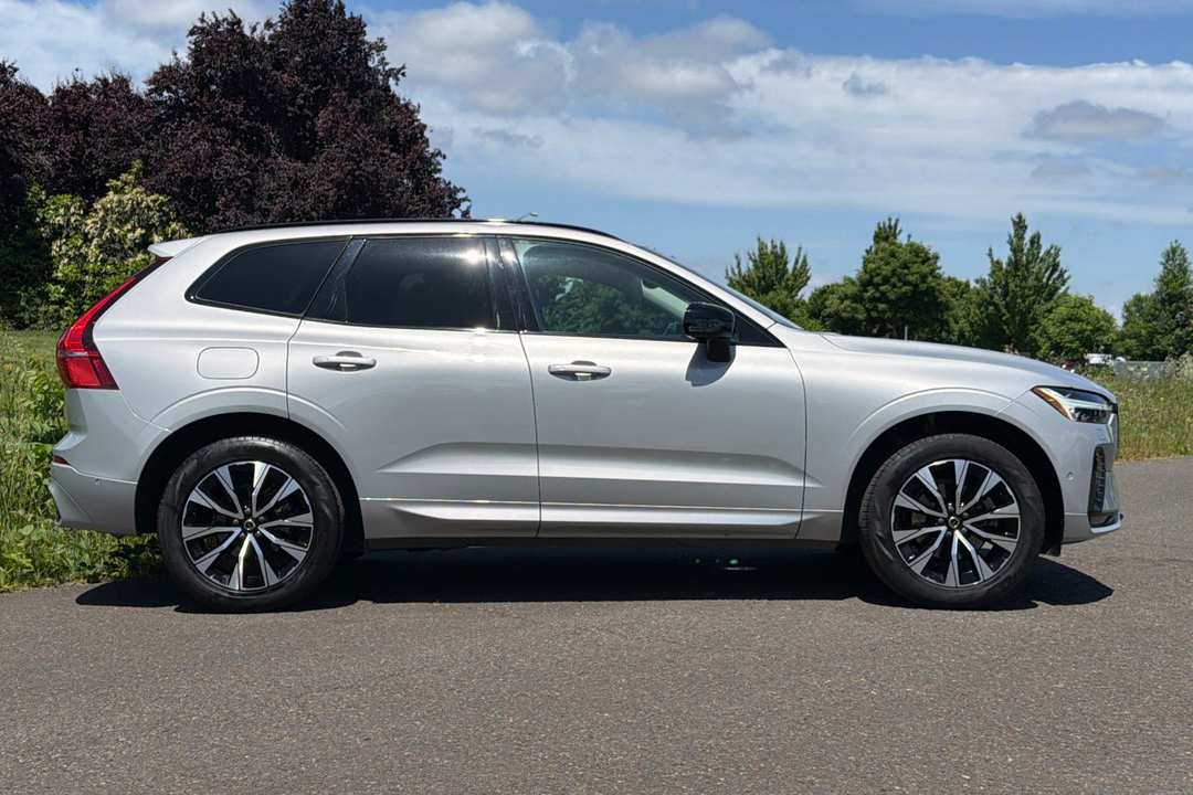 2023 Volvo Xc60 B5 Plus Dark Theme - Image 2
