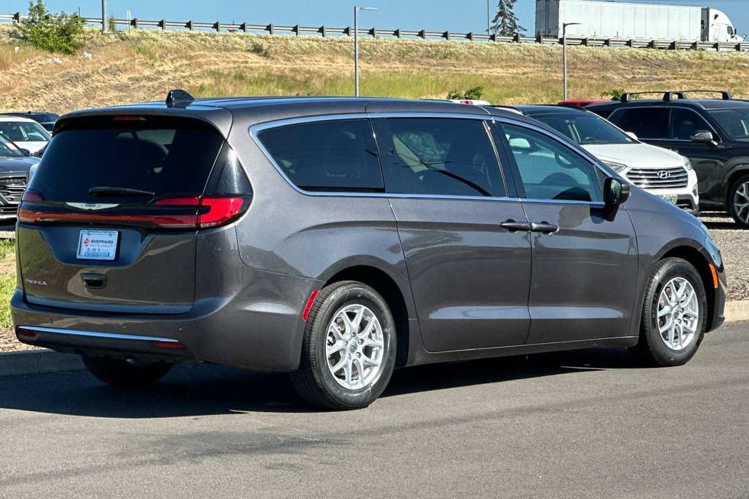 2023 Chrysler Pacifica Touring L - Image 3