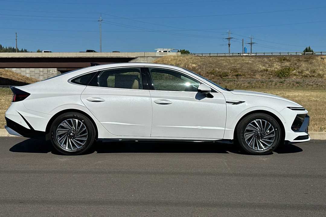 2026 Hyundai Sonata Hybrid Limited - Image 2
