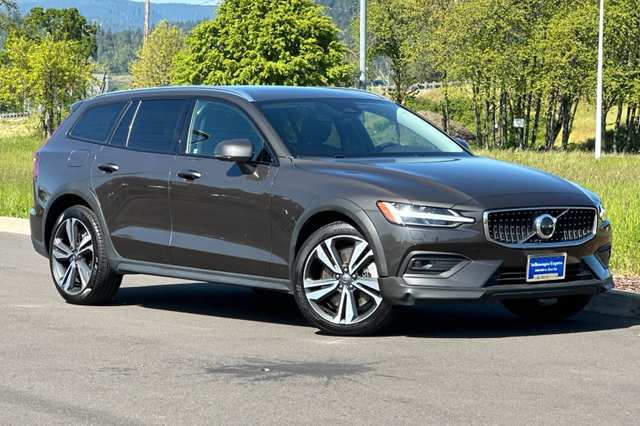 2025 Volvo V60 Cross Country B5 Plus