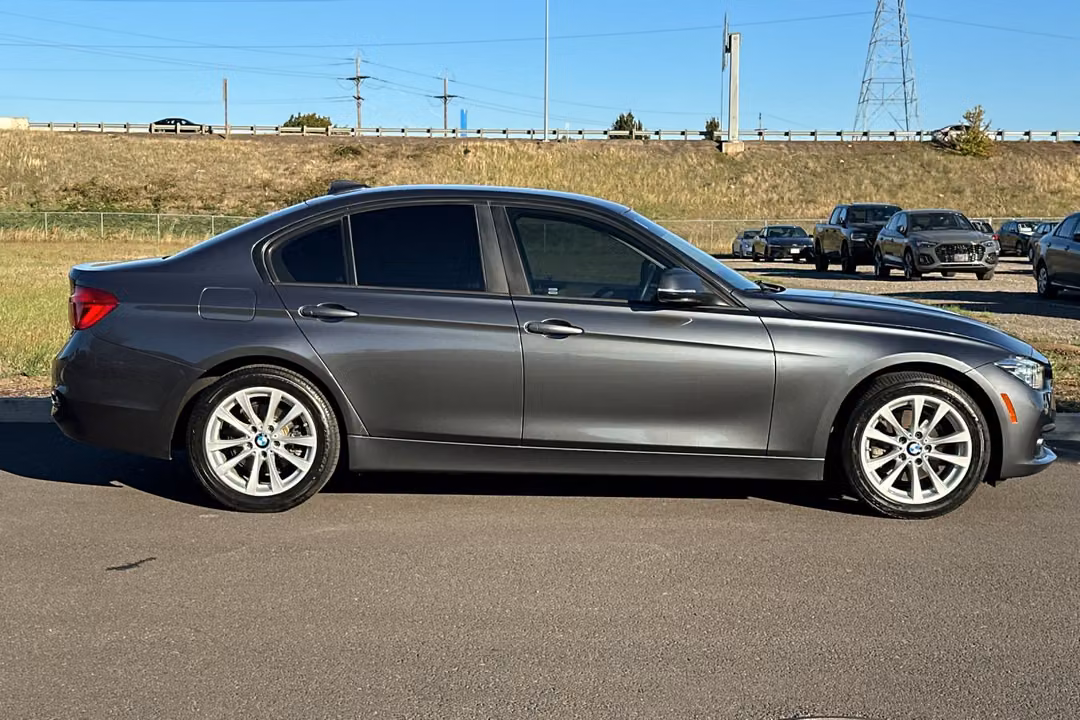 2018 BMW 3 Series 320i - Image 2