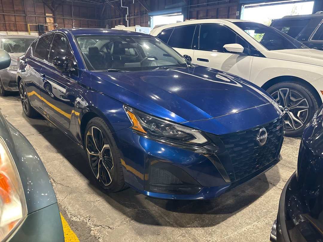 2023 Nissan Altima 2.5 SR - Image 2