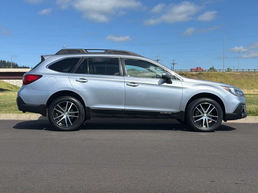 2018 Subaru Outback 3.6R - Image 2