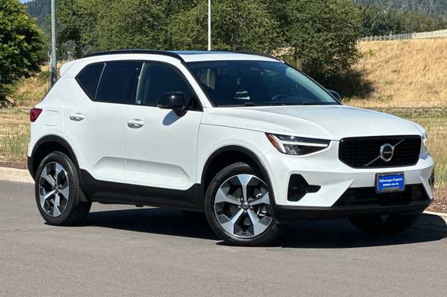 2023 Volvo Xc40 B5 Plus Dark Theme