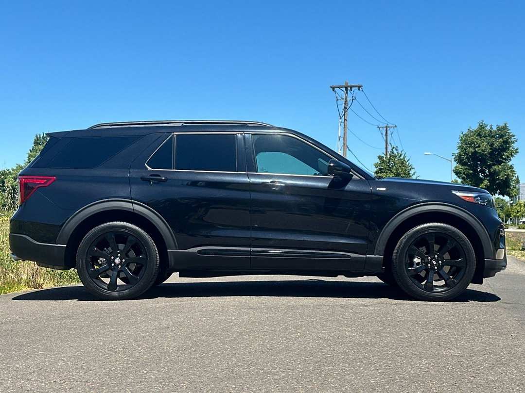 2023 Ford Explorer STLine - Image 2