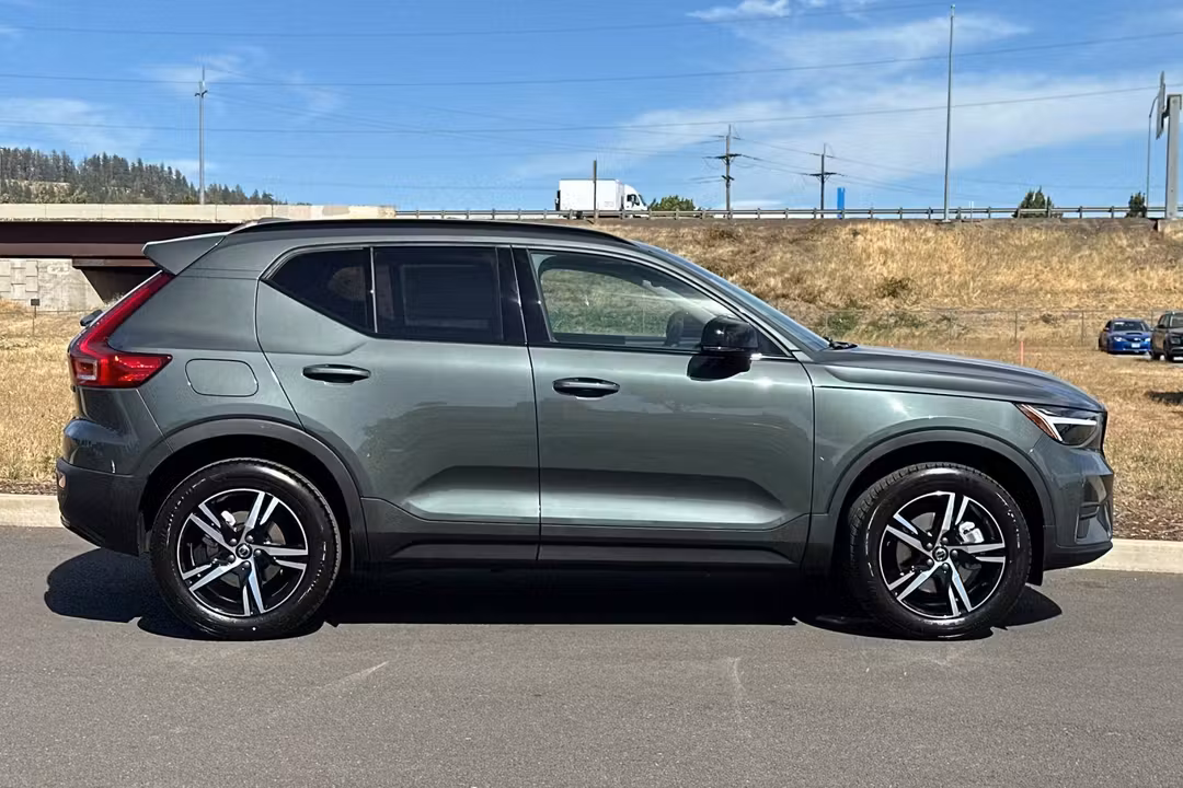 2026 Volvo Xc40 B5 Core - Image 2
