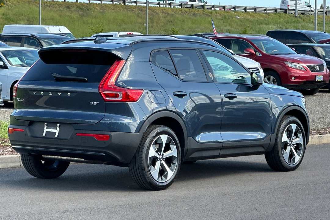 2026 Volvo Xc40 B5 Core - Image 3