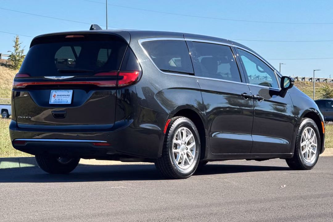 2023 Chrysler Pacifica Touring L - Image 3