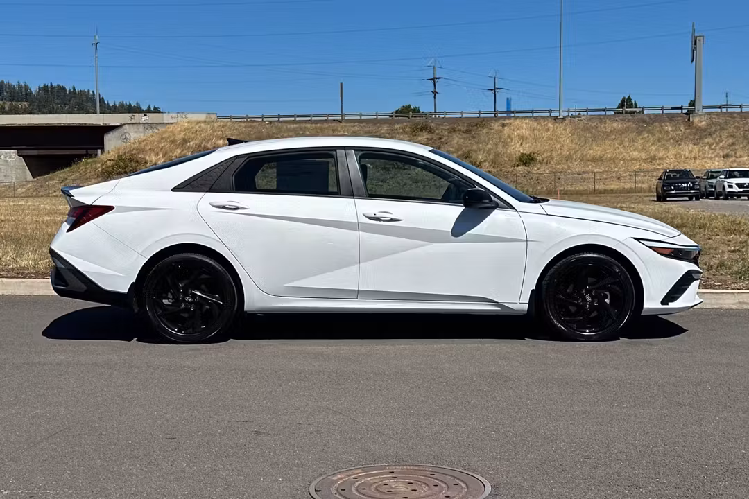 2026 Hyundai Elantra SEL Sport - Image 2