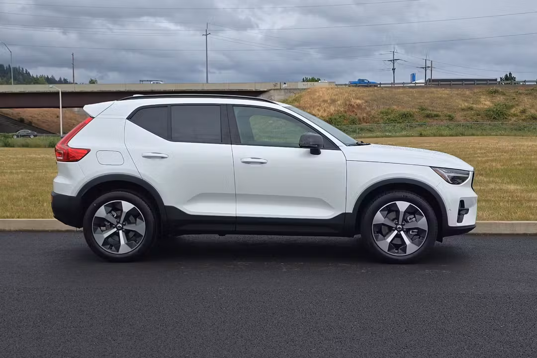 2026 Volvo Xc40 B5 Plus - Image 2