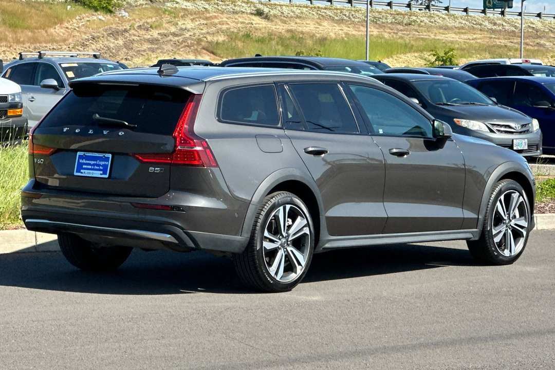 2025 Volvo V60 Cross Country B5 Plus - Image 3