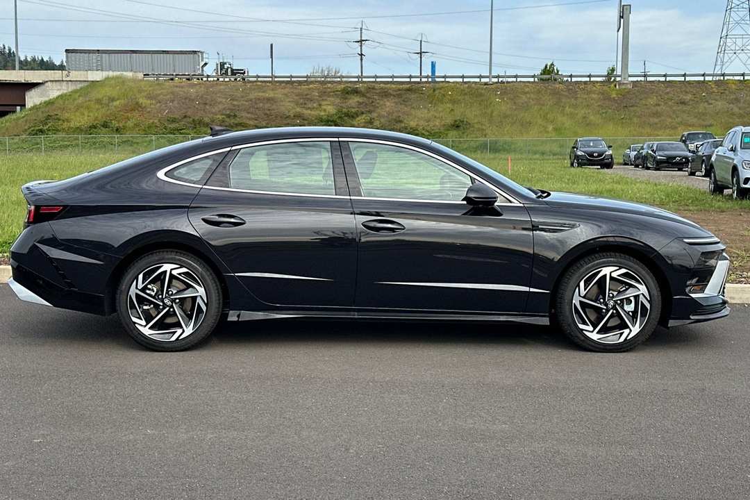 2026 Hyundai Sonata SEL Sport - Image 2