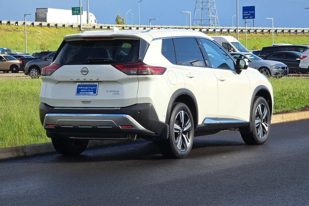 2023 Nissan Rogue Platinum - Image 3