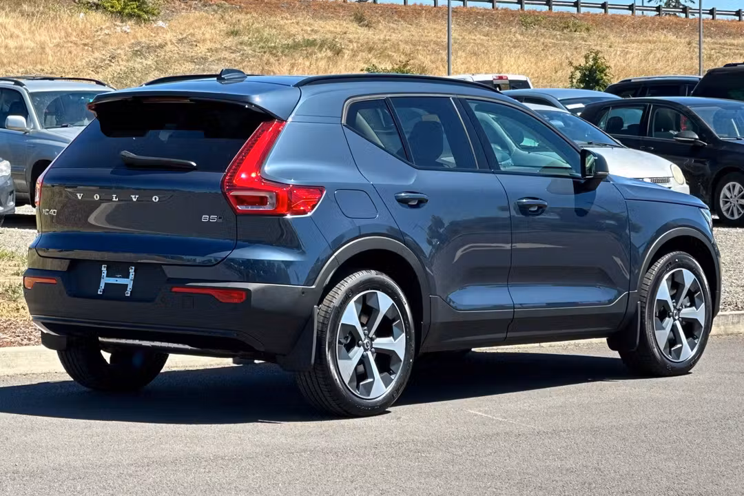 2026 Volvo Xc40 B5 Plus - Image 3