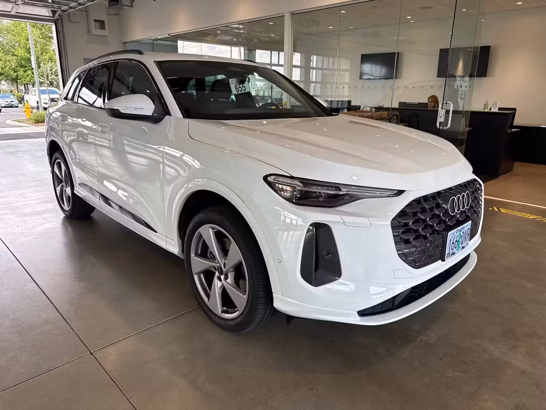 2025 Audi Q5 2.0T Premium Plus - Image 3