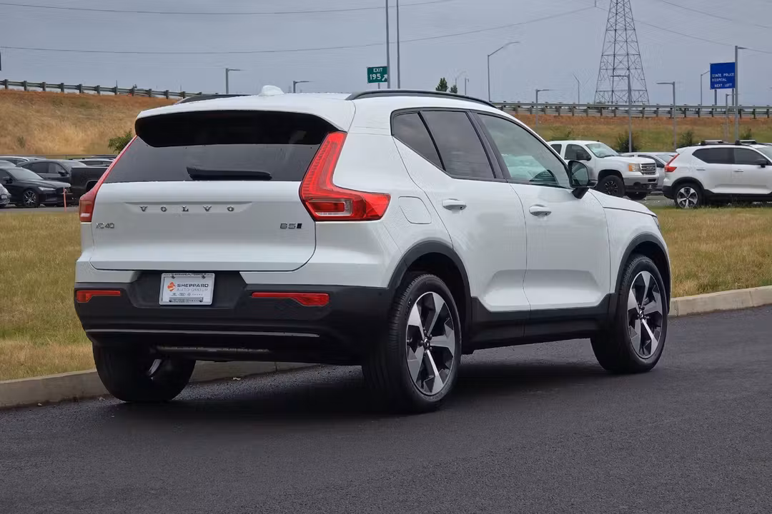 2026 Volvo Xc40 B5 Plus - Image 3