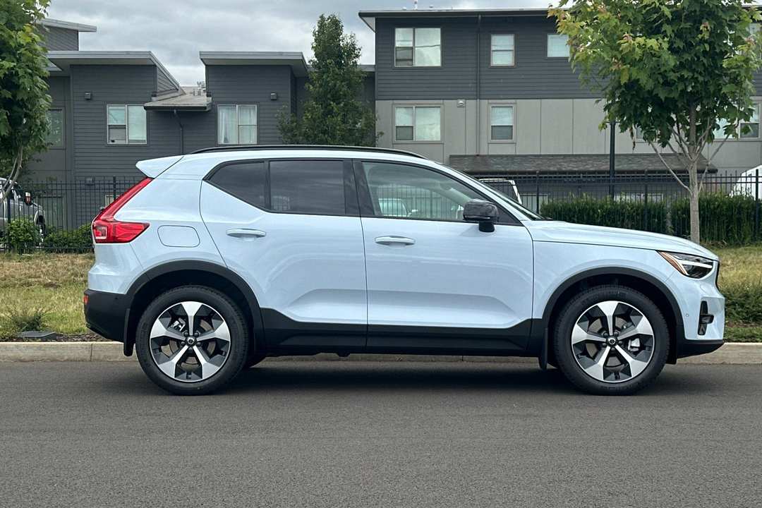 2026 Volvo Xc40 B5 Plus - Image 2