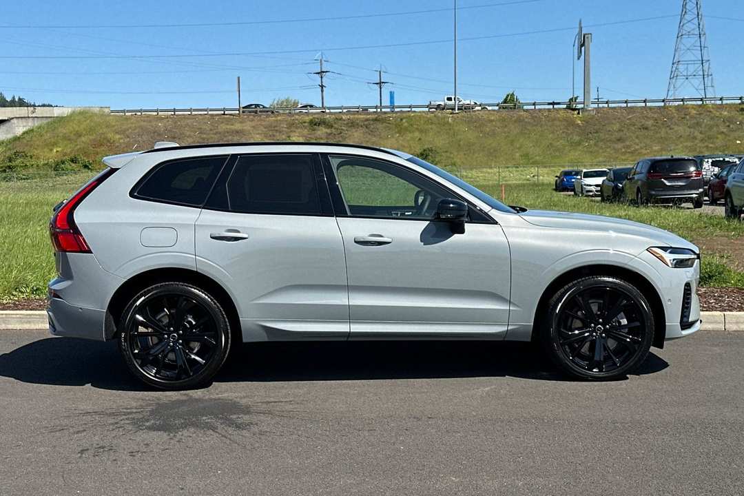 2026 Volvo Xc60 Plug-In Hybrid T8 Ultra Black Edition - Image 2