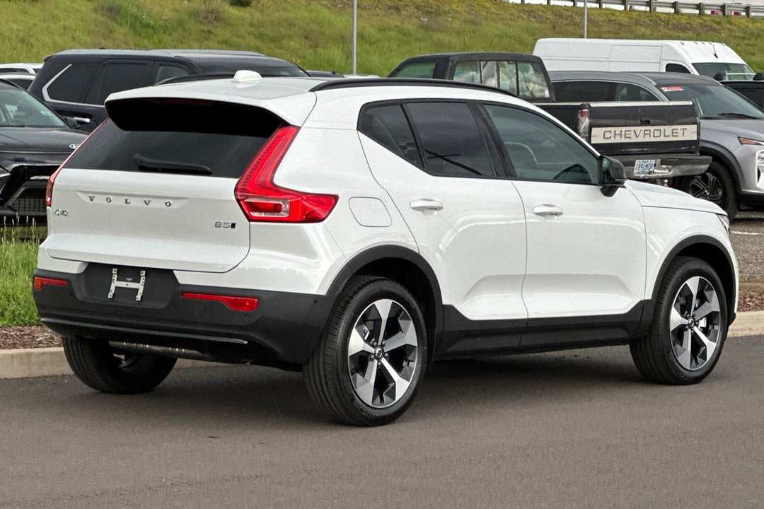 2026 Volvo Xc40 B5 Plus - Image 3