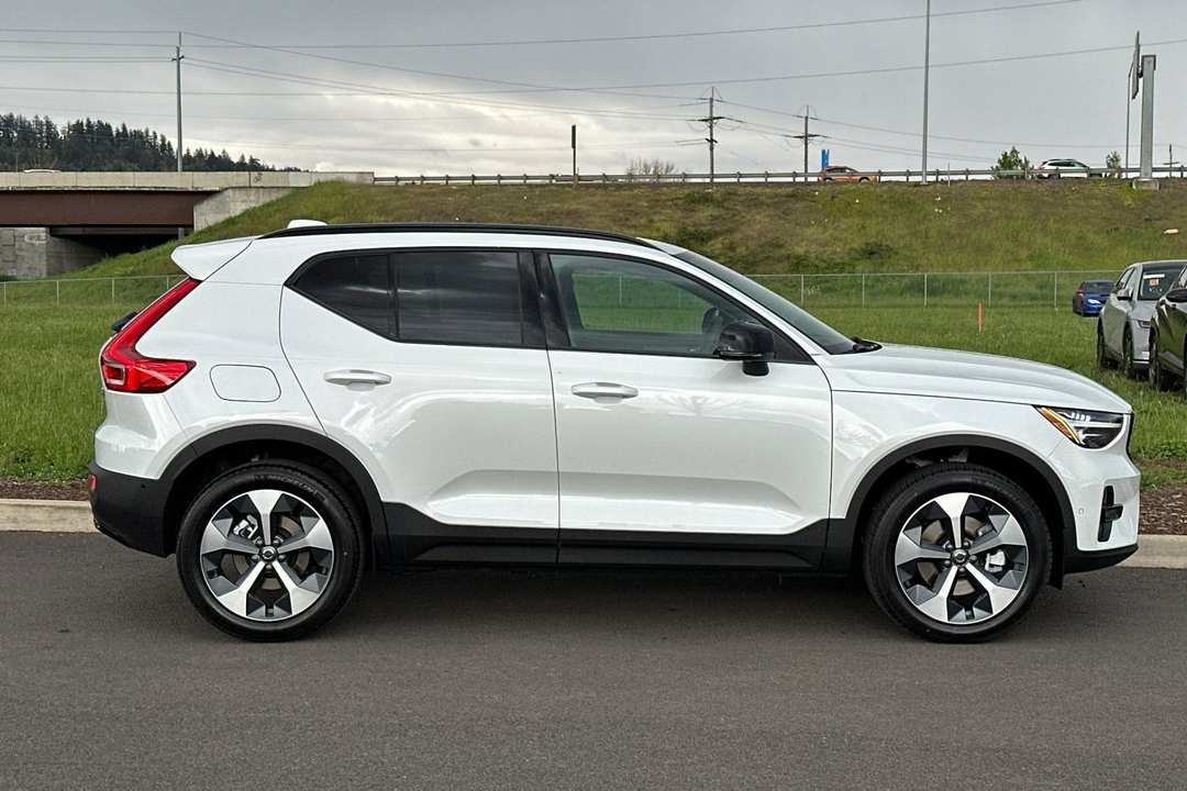 2026 Volvo Xc40 B5 Plus - Image 2