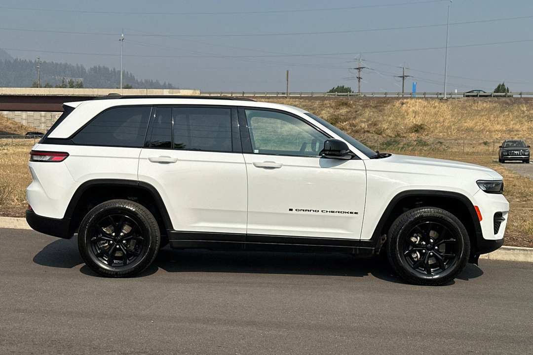 2024 Jeep Grand Cherokee Altitude - Image 2