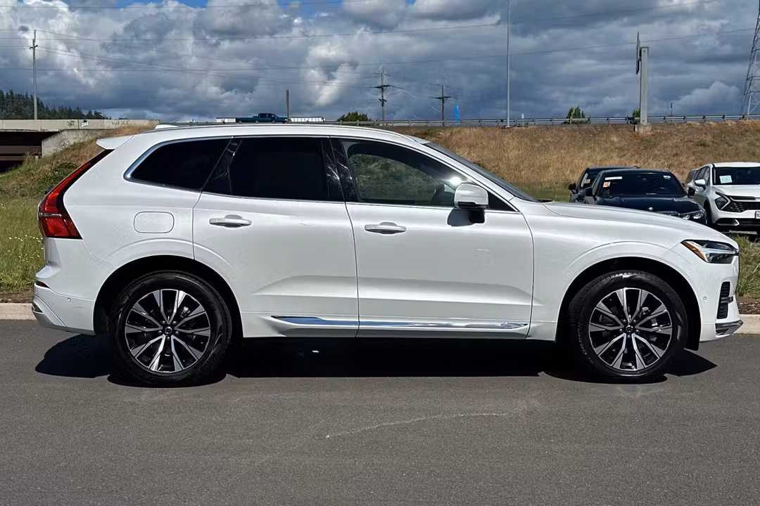 2023 Volvo Xc60 B5 Plus Bright Theme - Image 2