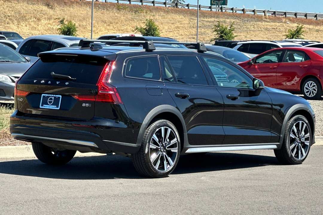 2025 Volvo V60 Cross Country B5 Ultra - Image 3
