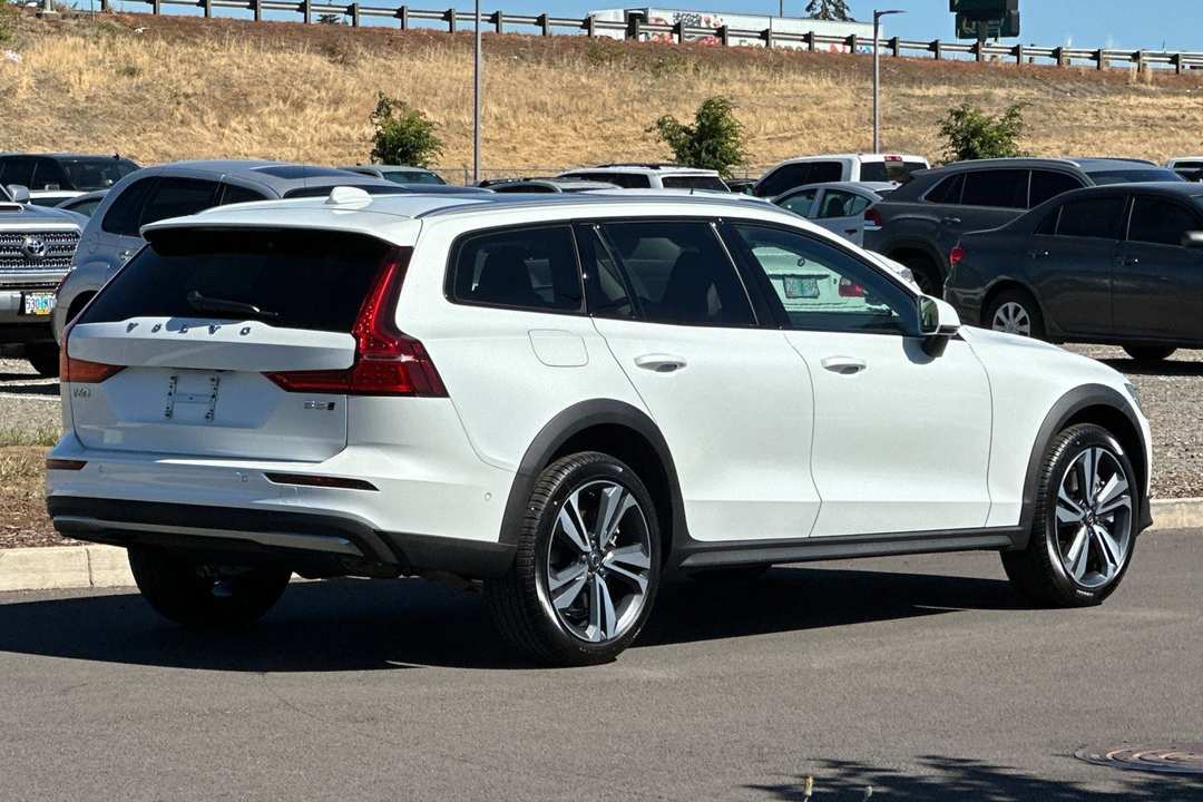 2026 Volvo V60 Cross Country B5 Plus - Image 3