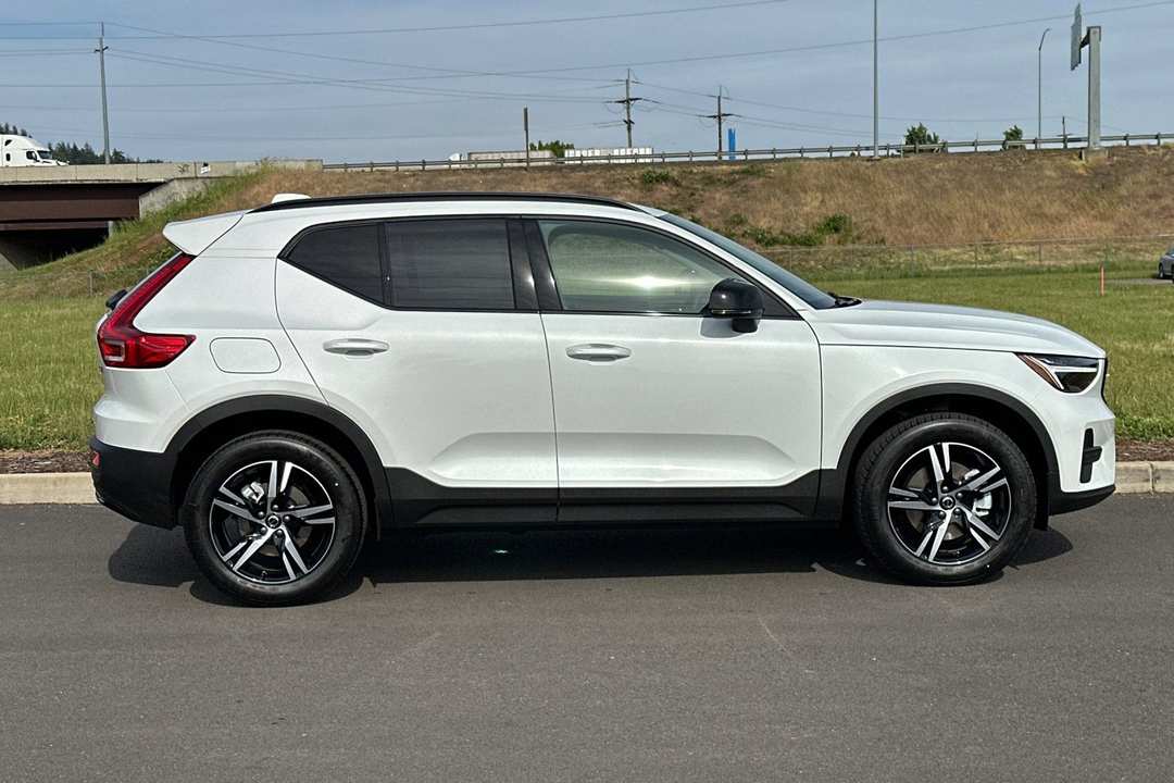 2026 Volvo Xc40 B5 Core - Image 2