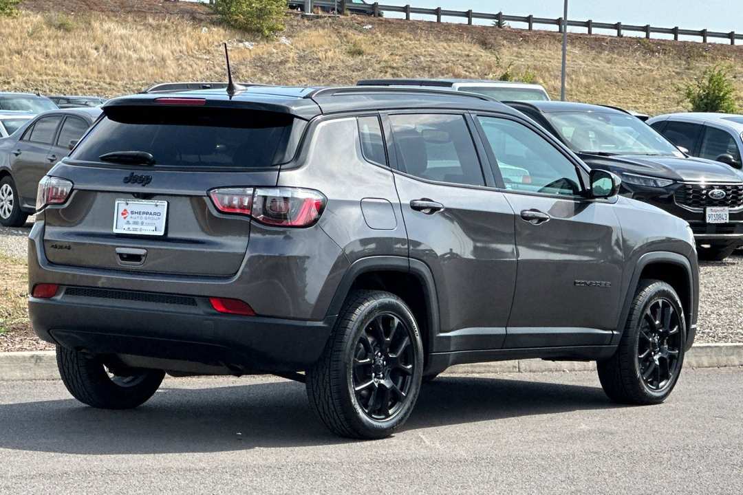 2023 Jeep Compass Latitude - Image 3