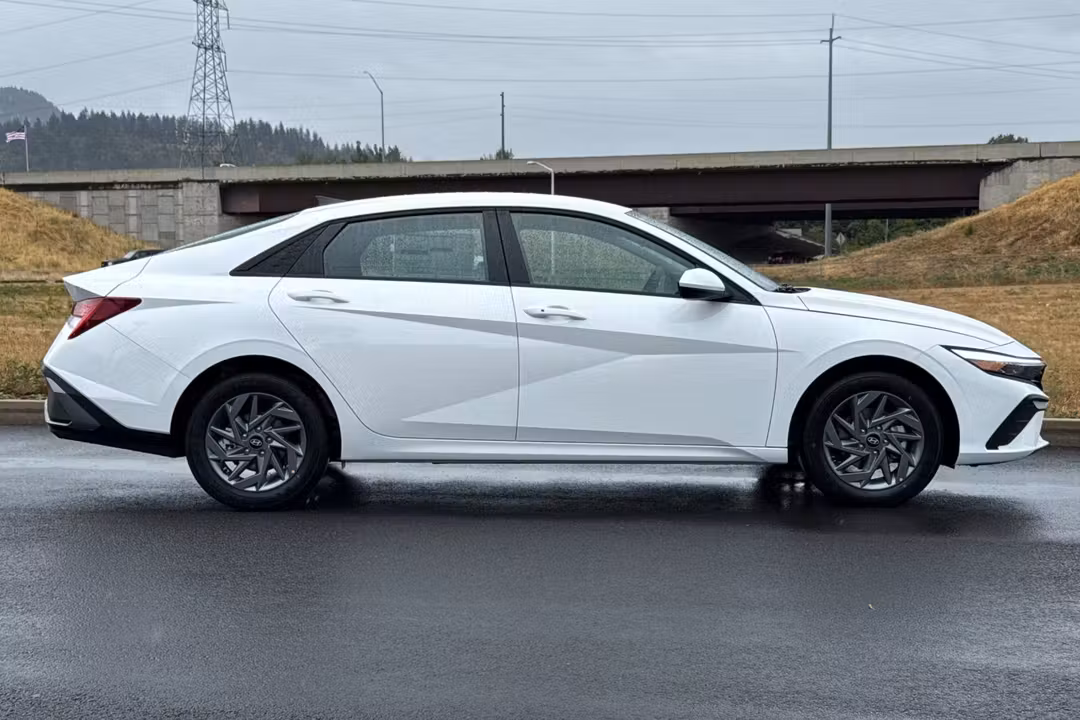 2026 Hyundai Elantra Hybrid Blue - Image 2