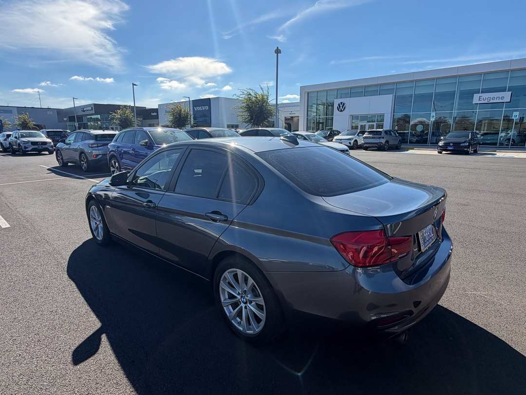 2018 BMW 3 Series 320i - Image 3