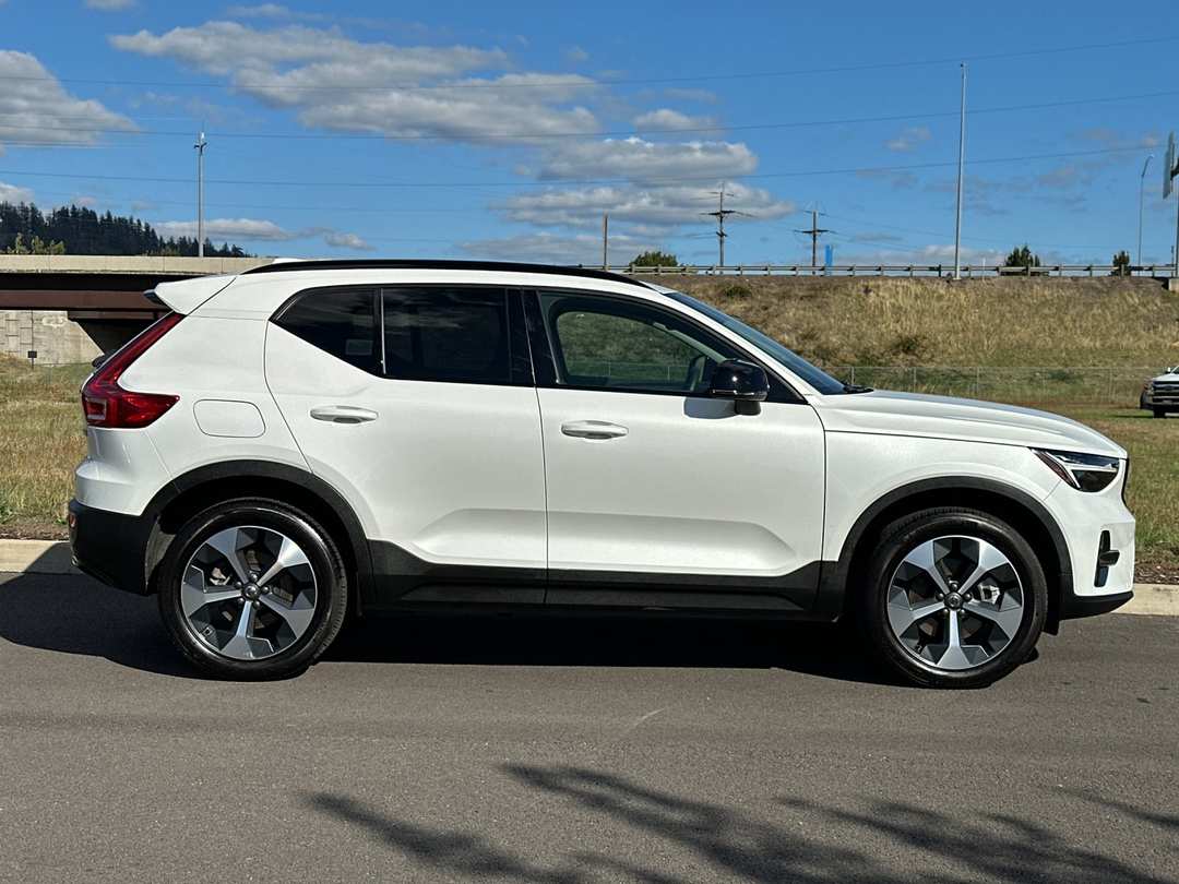 2024 Volvo Xc40 B5 Core - Image 2