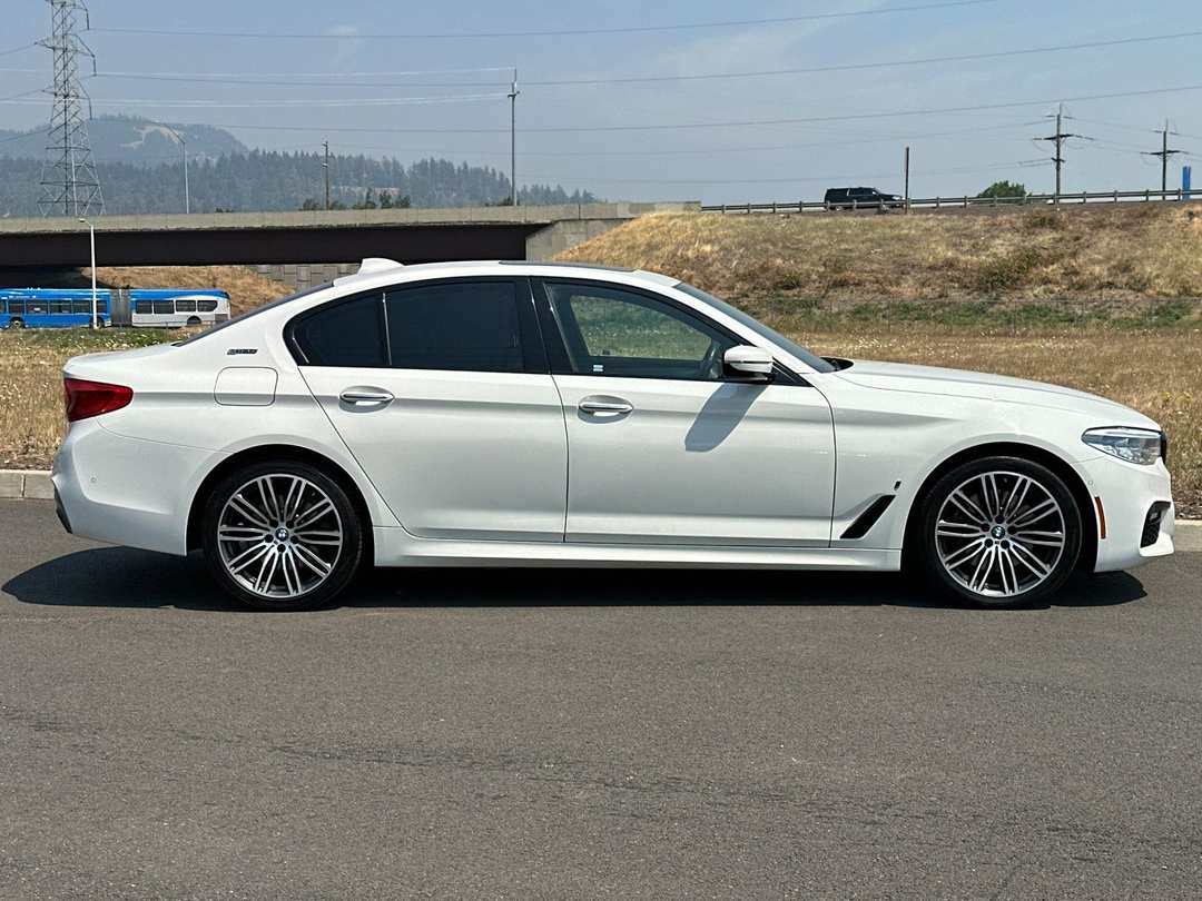 2018 BMW 5 Series 530e iPerformance - Image 2