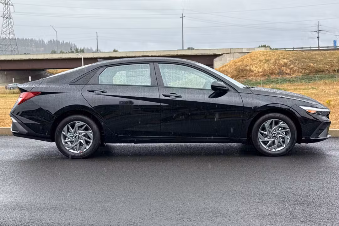 2026 Hyundai Elantra Hybrid Blue - Image 2