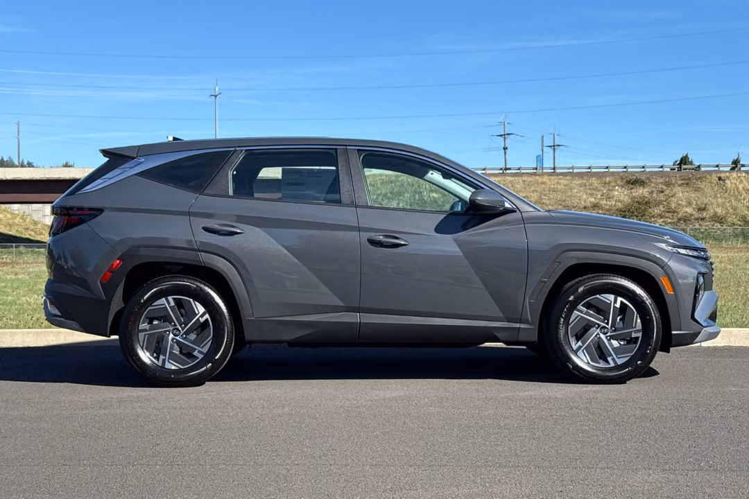 2026 Hyundai Tucson Hybrid SE - Image 2