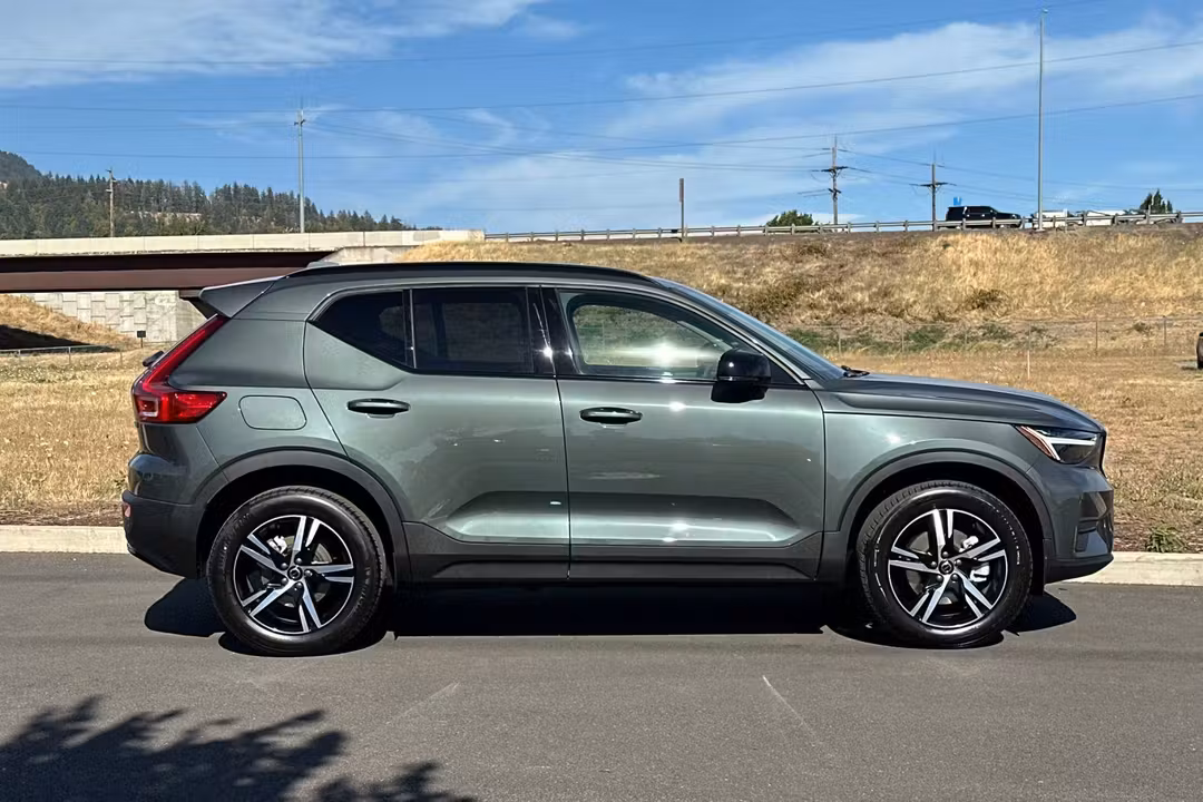 2026 Volvo Xc40 B5 Core - Image 2