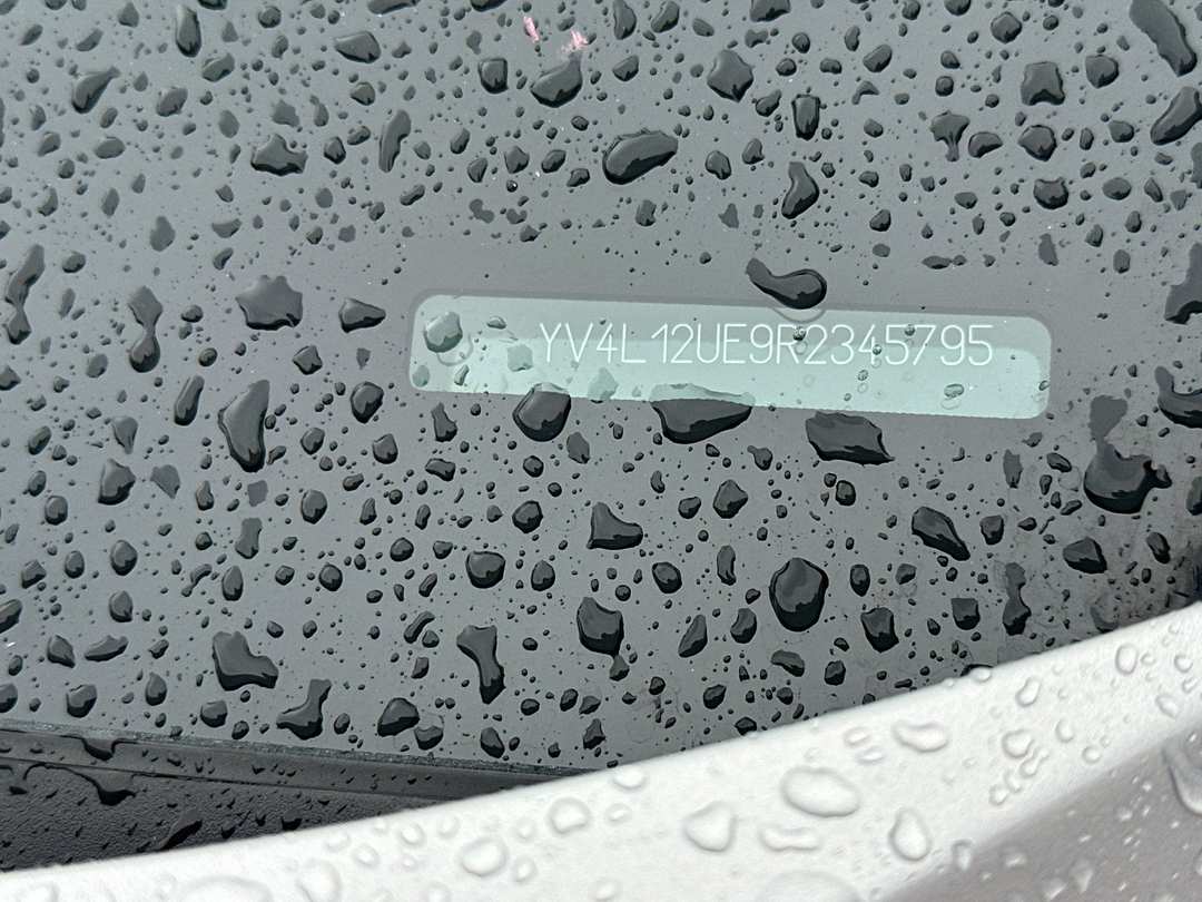 2024 Volvo Xc40 B5 Plus Bright Theme - Image 2