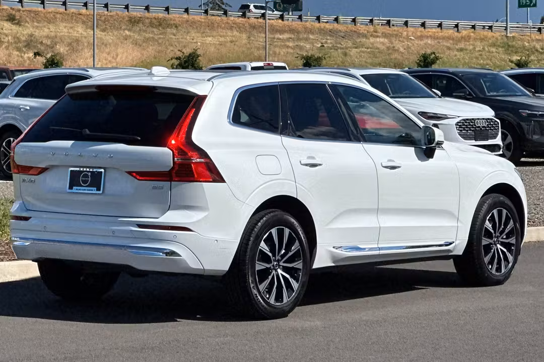2023 Volvo Xc60 B5 Plus Bright Theme - Image 3
