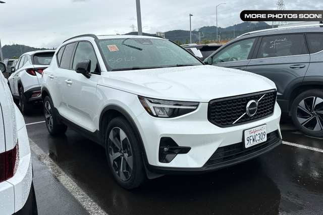 2023 Volvo Xc40 B5 Plus Dark Theme