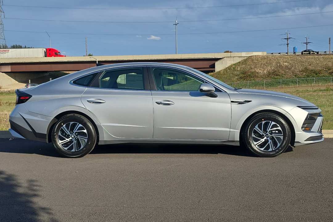 2027 Hyundai Sonata Hybrid Blue - Image 2